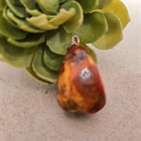 let-trekantet-stykke-rav-vedhaeng-patineret-ravklump